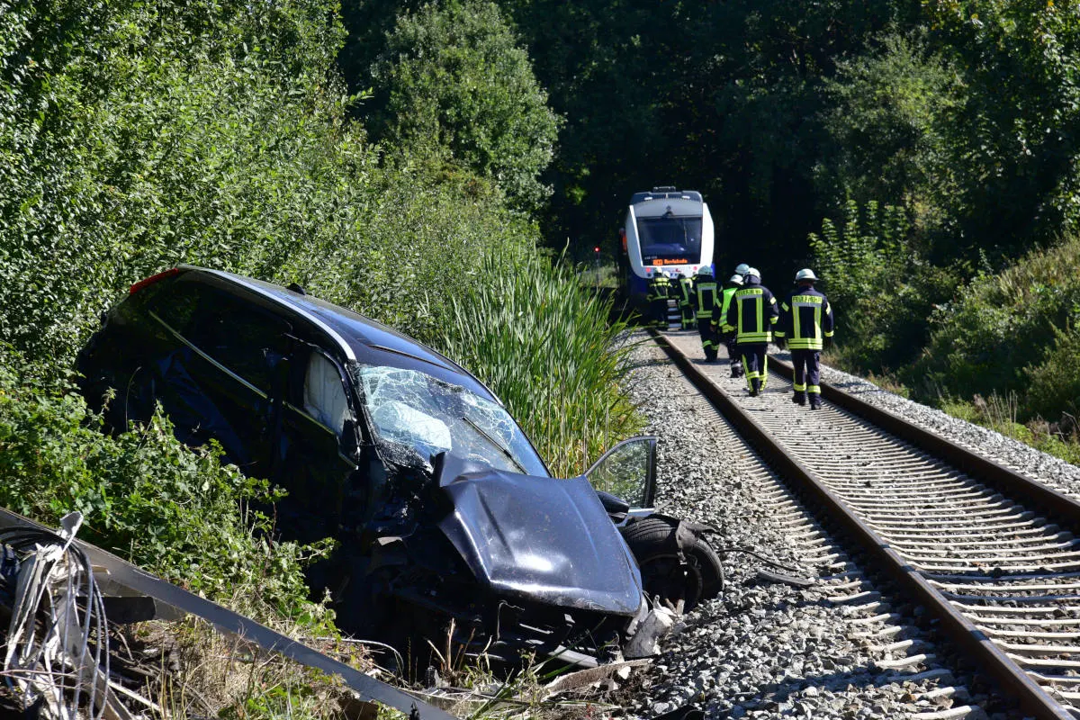Fredenbeck – PKW von Zug erfasst – Fahrerin verletzt