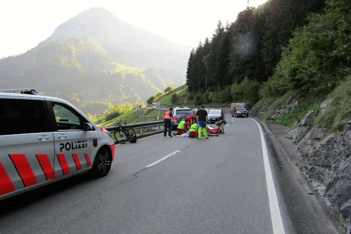 Linthal GL - Mountainbiker verunfallt auf dem Klausenpass