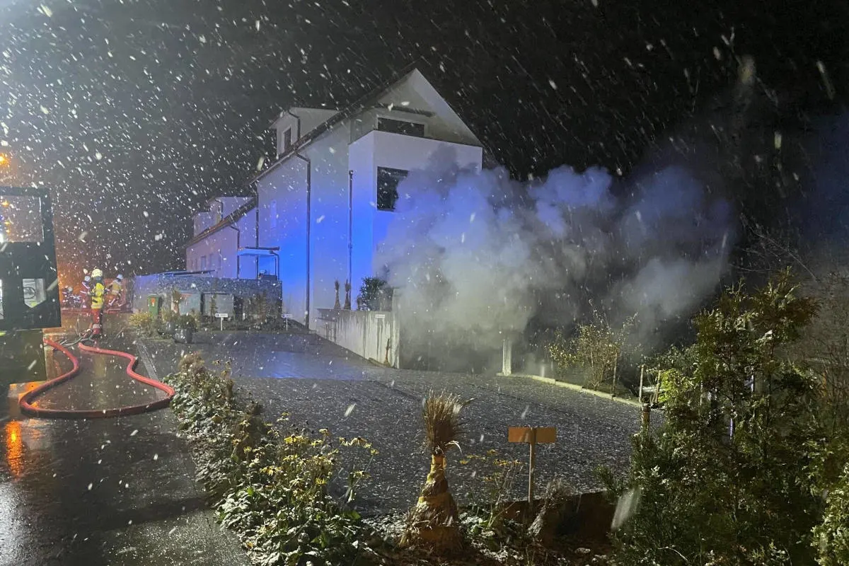 Wolfhausen ZH – Grosser Sachschaden bei Brand in Tiefgarage