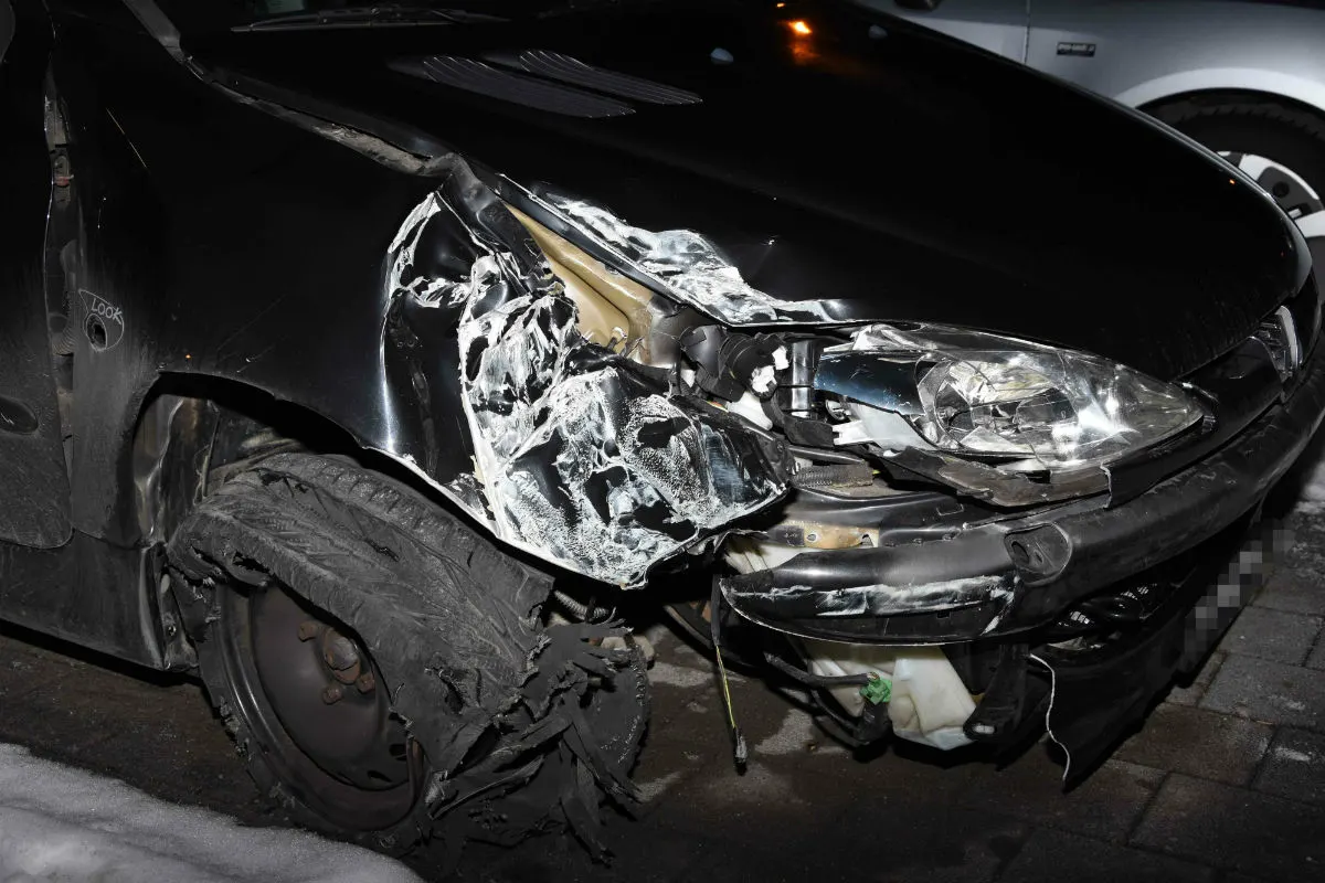 Lichtensteig SG - Jugendlicher prallt mit Auto in Velounterstand