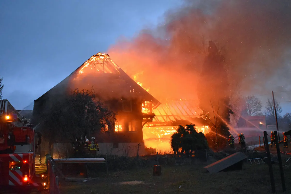 Sempach LU – Unbewohntes Bauernhaus wird ein Raub der Flammen