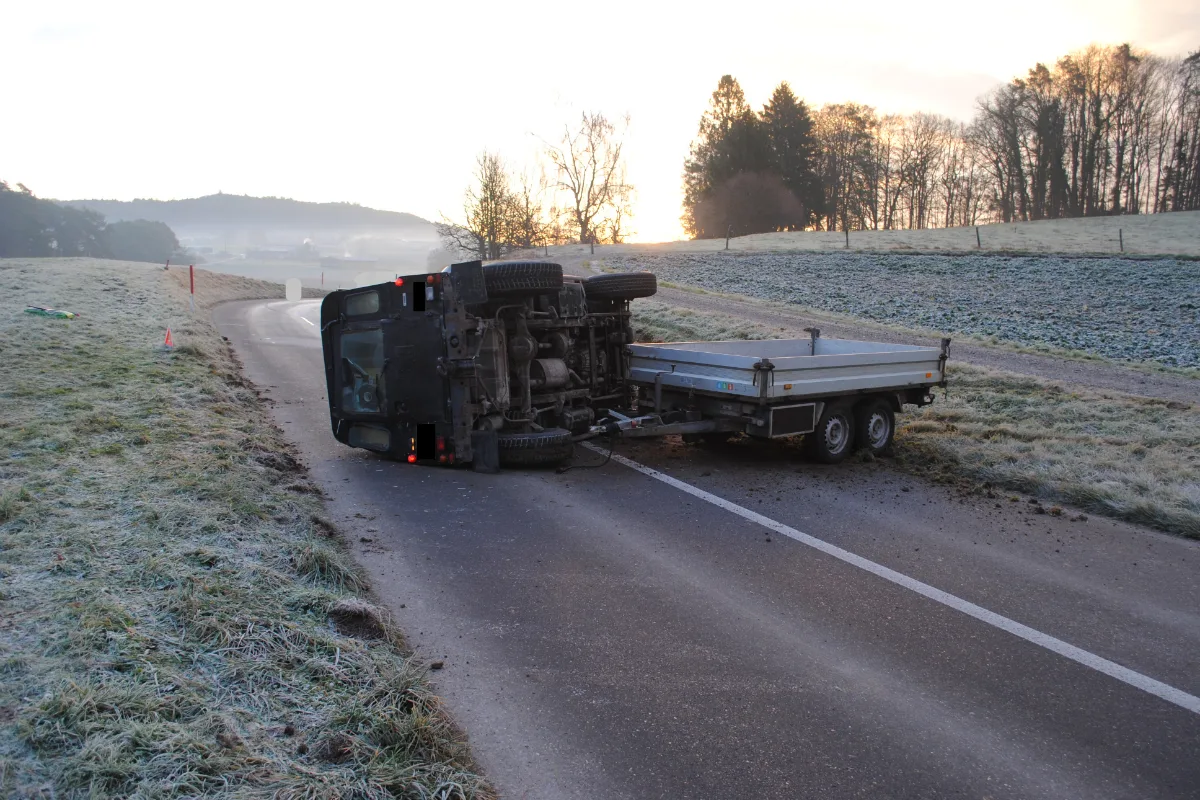 Dörflingen SH - SUV landet auf der Seite 
