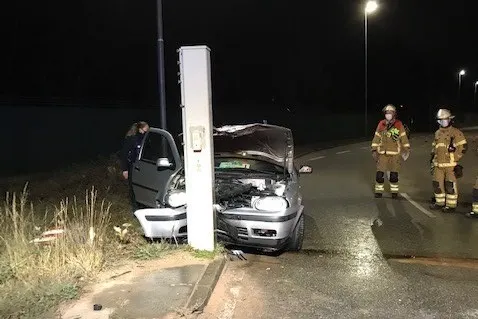 Zu schnell in die Kurve in Kaiserslautern – VW Golf zerstört, 21-Jährige verletzt