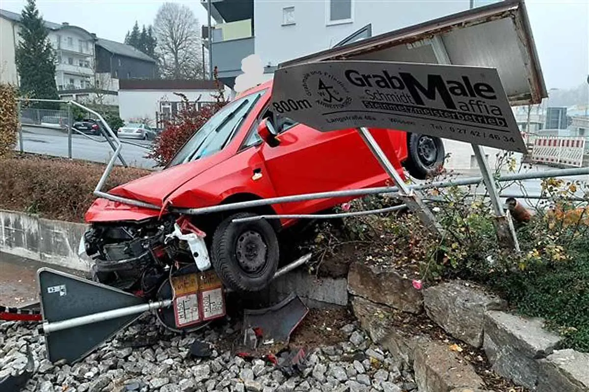 Wissen - Verkehrsunfall auf regennasser Fahrbahn mit Sachschaden