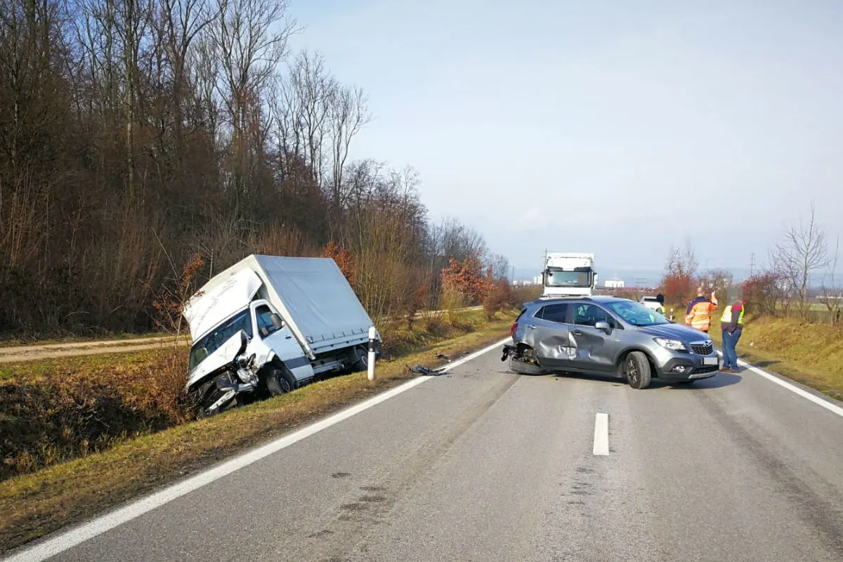 Rheinfelden AG - Heftige Auffahrkollision führt zu Verkehrsbehinderungen 