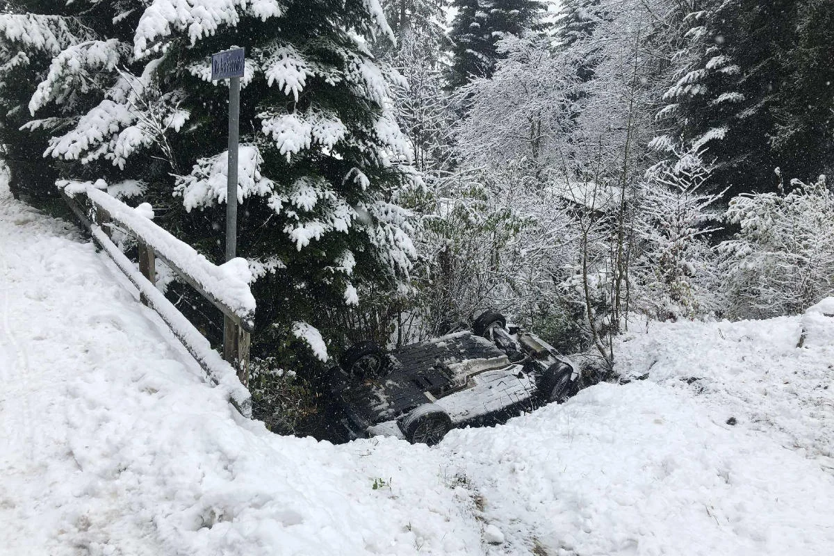 Les Paccots FR -  Schleuderunfall infolge meteorologischer Bedingungen