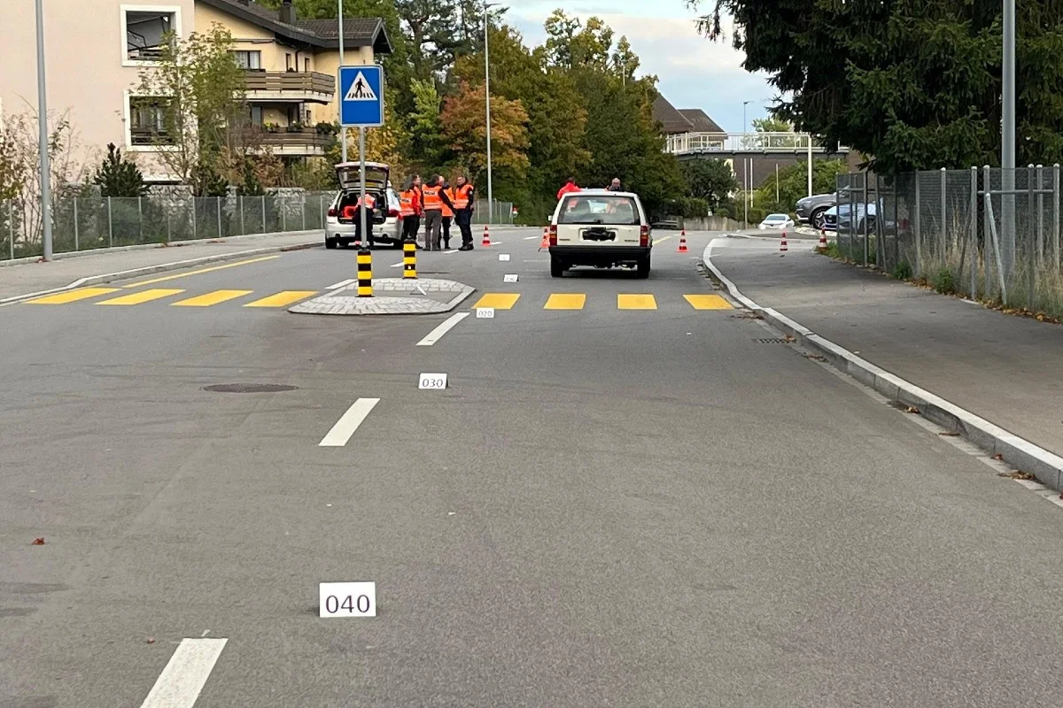 Thalwil ZH  - 33-jährige Fussgängerin auf Fussgängerstreifen von Auto erfasst und weggeschleudert