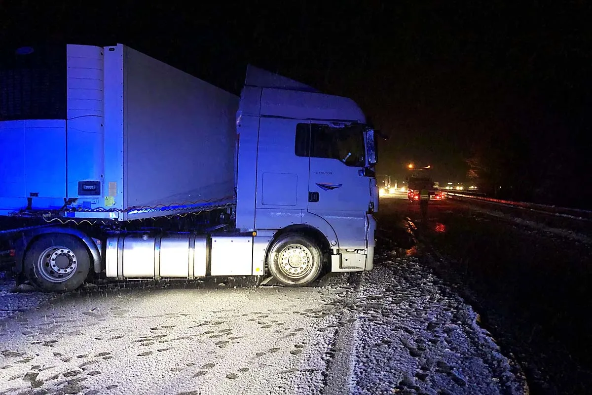 Unfall auf schneeglatter Fahrbahn in Wilgartswiesen - Sattelzug kommt ins Schleudern