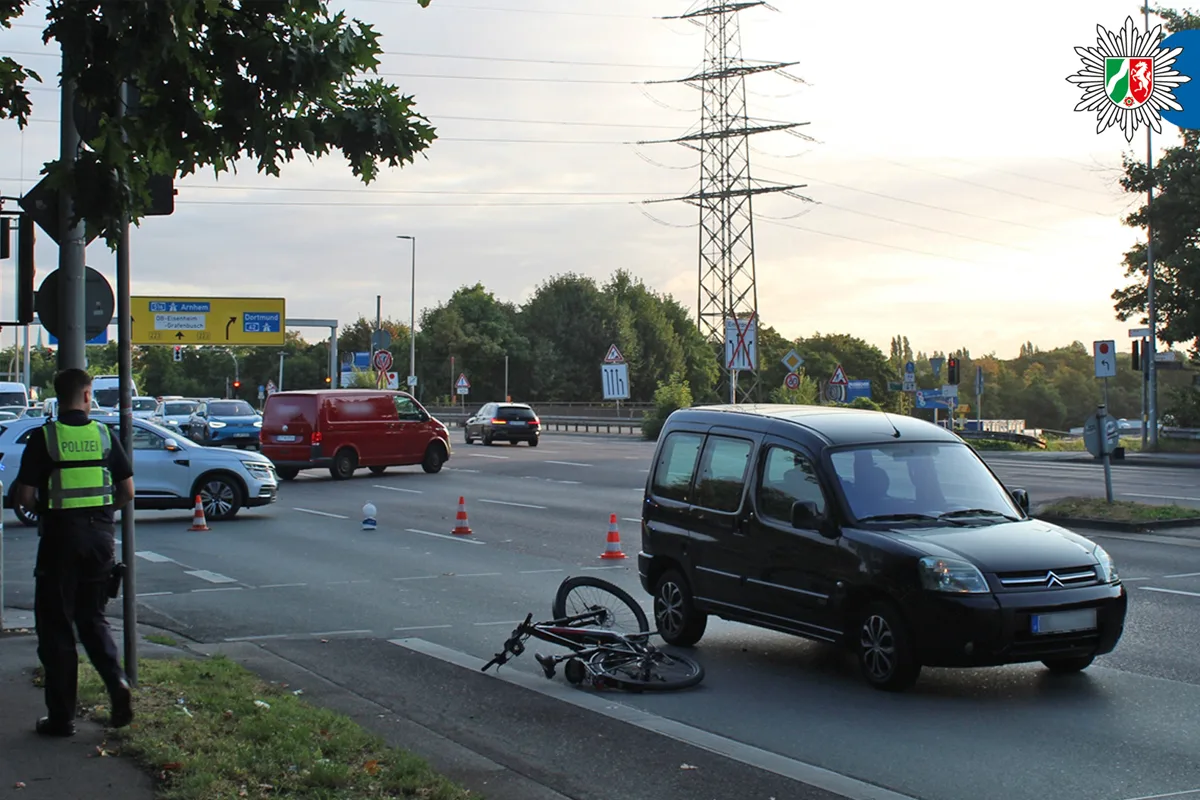 Oberhausen NW – E-Bike-Fahrer (25) bei Unfall mit Pkw verletzt