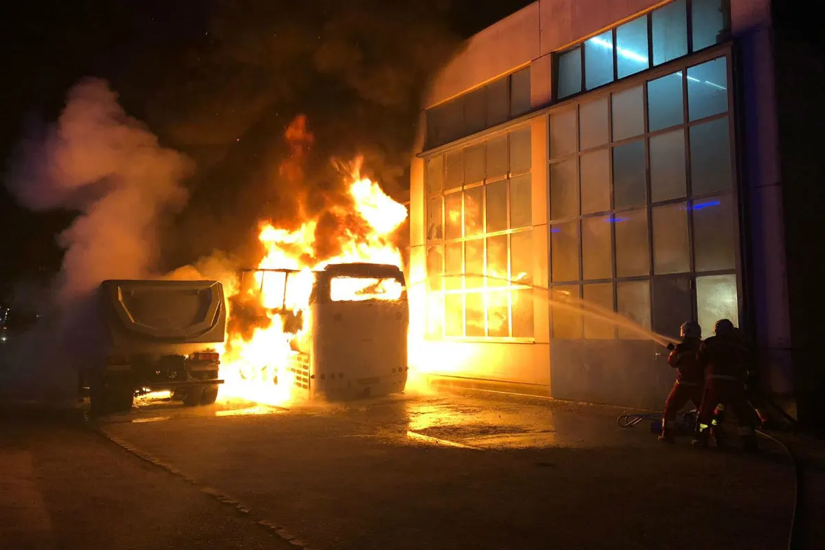 Schlieren ZH - Erheblicher Sachschaden bei Brand von Fahrzeugen 