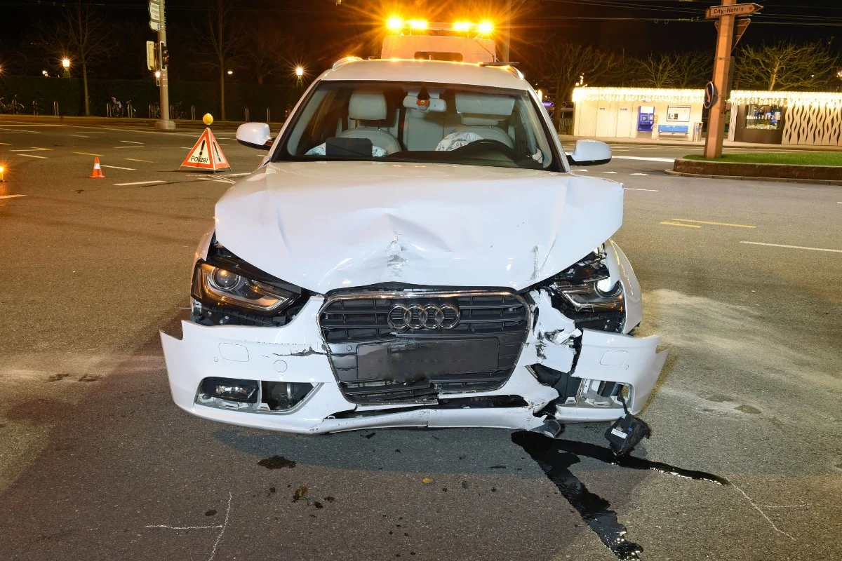 Spektakulärer Selbstunfall in Luzern - Angetrunkener Autofahrer baut Kollision