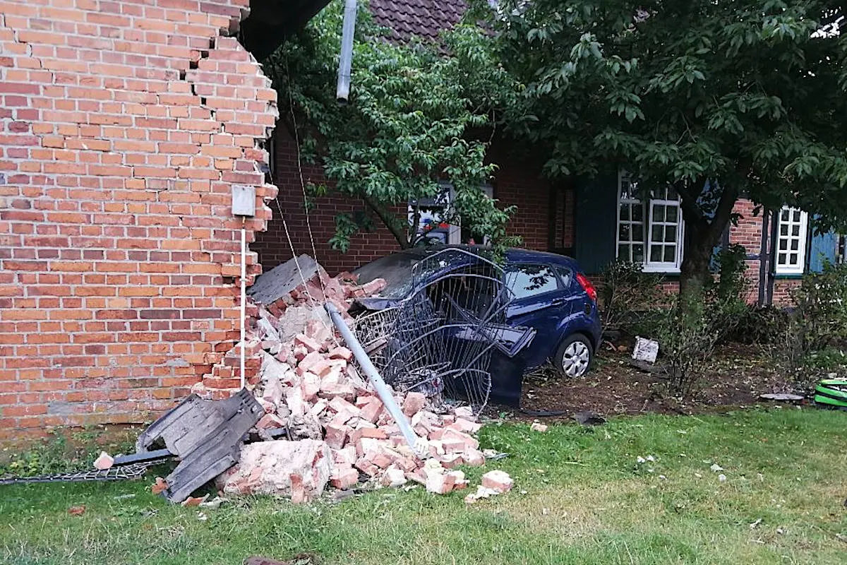 Auto gegen Hauswand gekracht