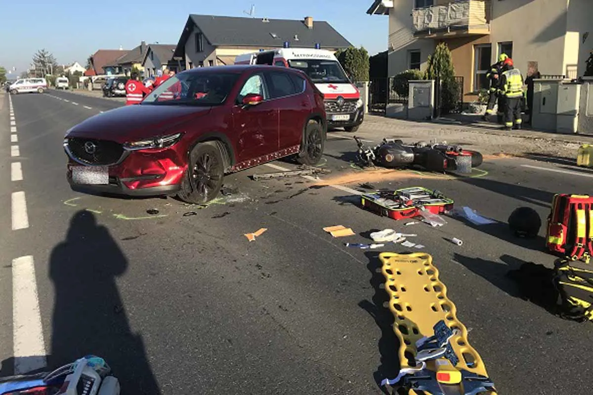 Strasshof an der Nordbahn - 32-Jähriger stieß gegen Mazda - schwer verletzt
