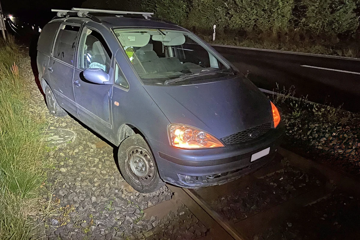 Kanton Luzern - Zwei Autos auf Gleisen - Mit Baum kollidiert
