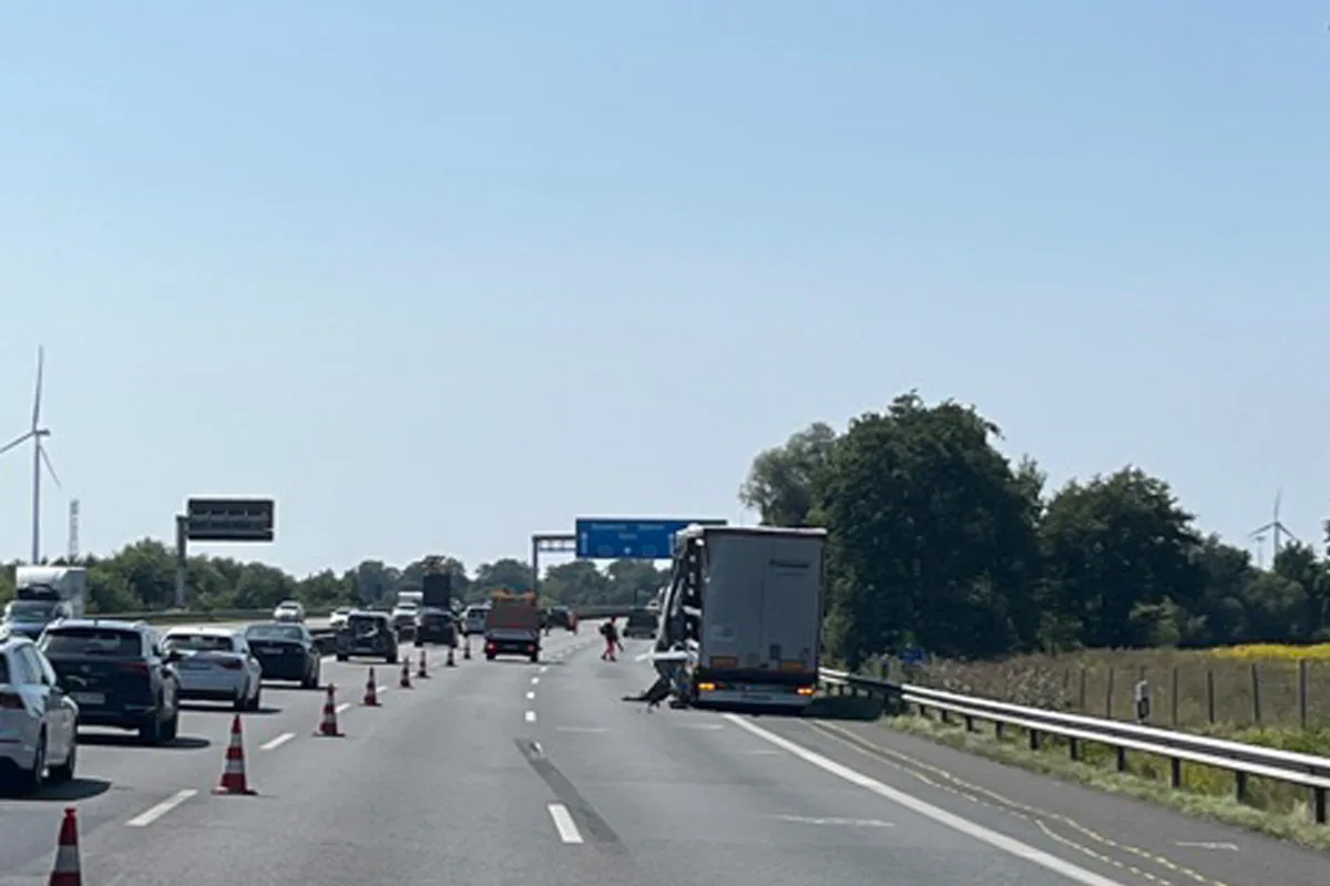A1 Sottrum NI – Mann stirbt nach Kollision mit Sattelzug