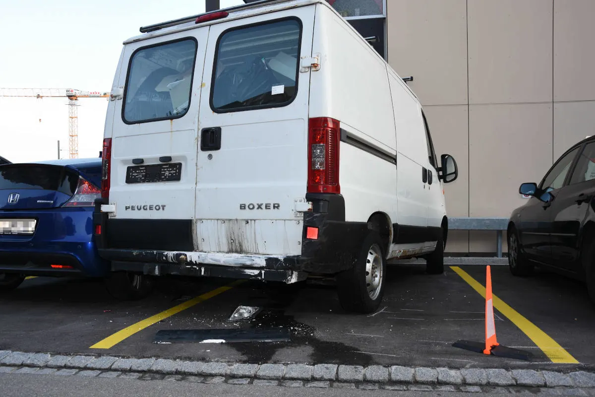 Bronschhofen SG – Fahrunfähig in parkierten Lieferwagen gekracht