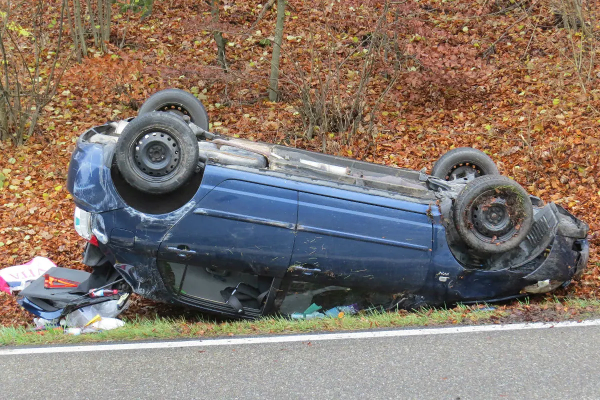 Küttigen AG - Auto überschlug sich wegen nicht angepasster Geschwindigkeit