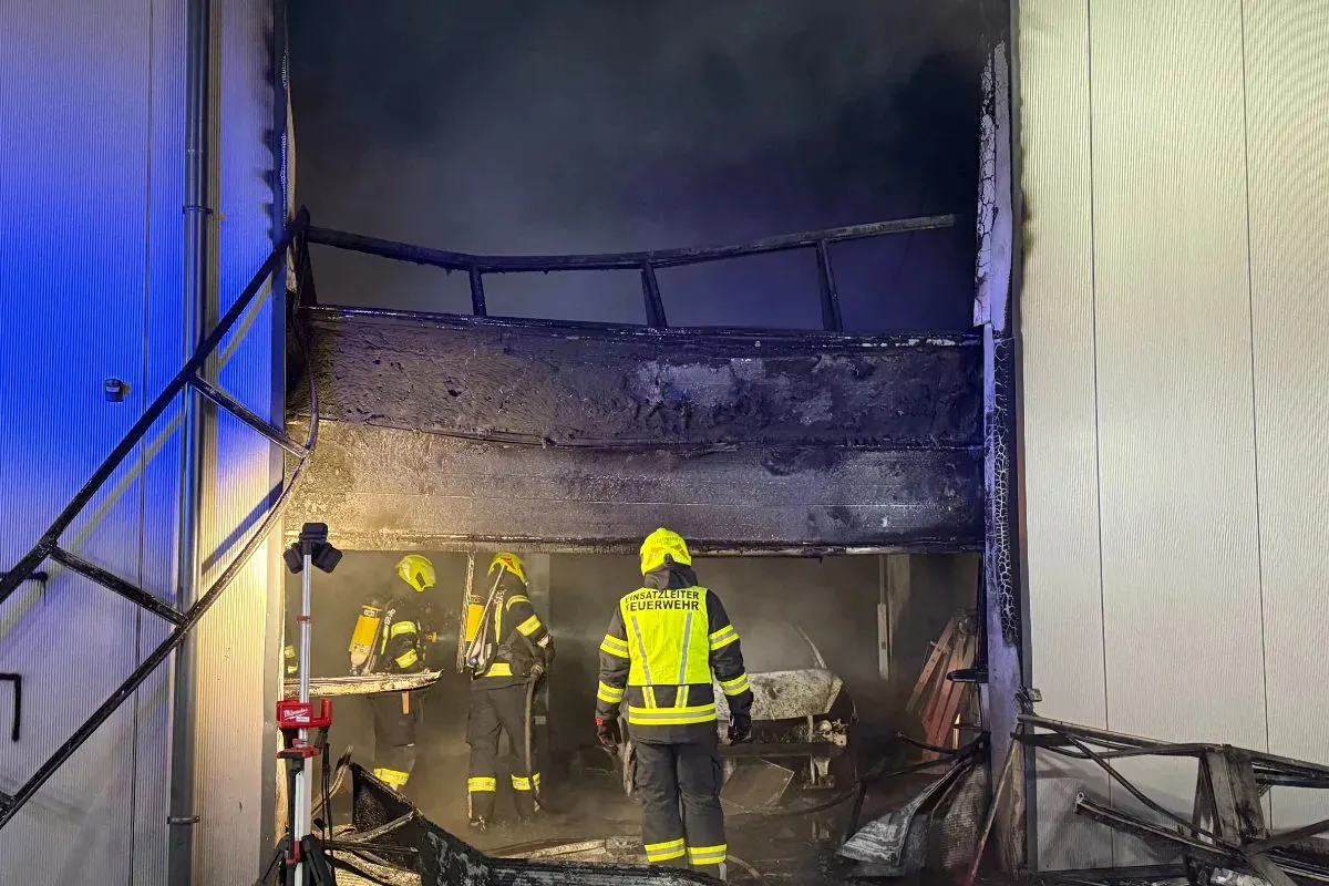 Regau – Brand in Gewerbehalle in der Nacht