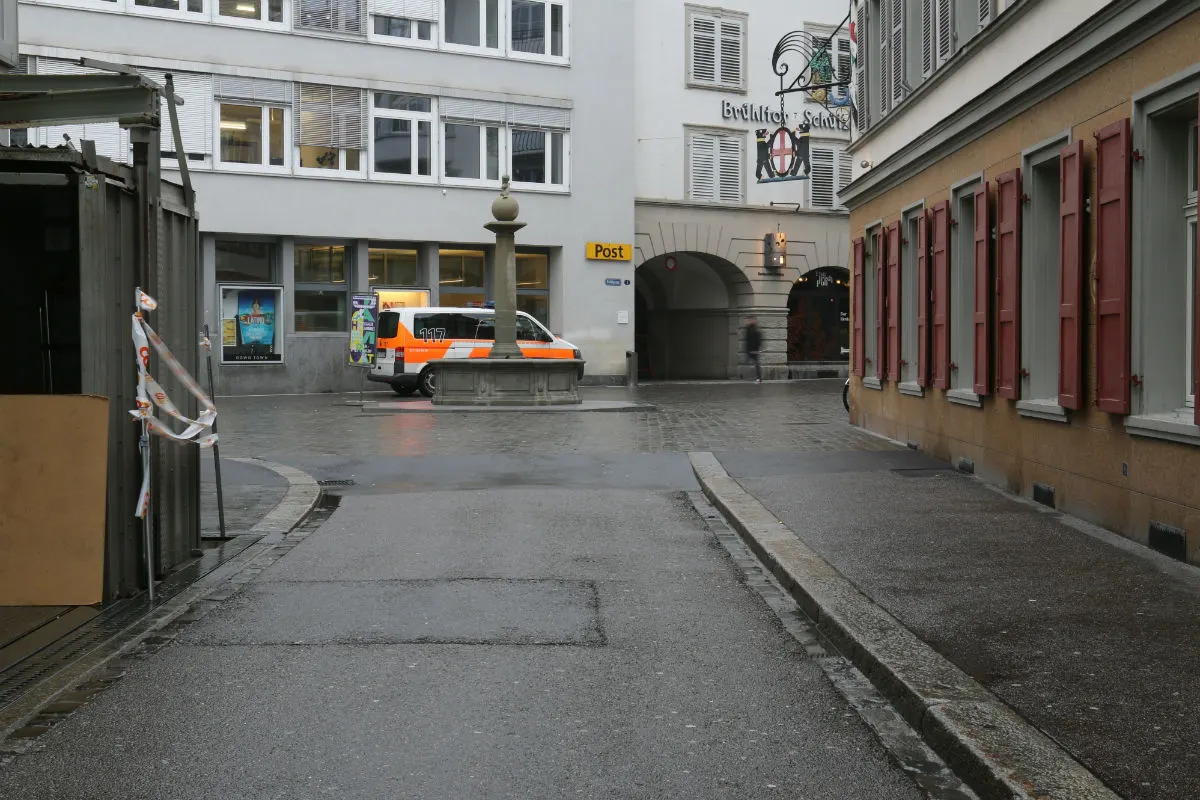 St. Gallen SG - Velofahrer kollidiert mit Fussgängern