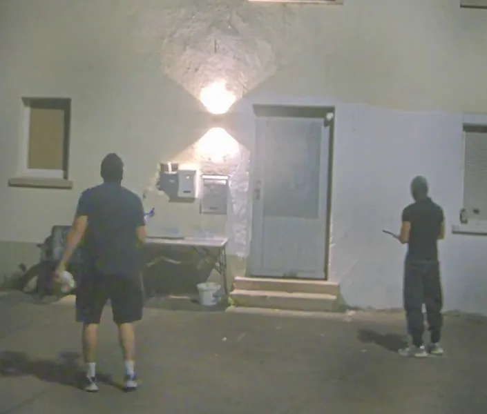 Mit veröffentlichten Fahndungsbildern und einem Video sucht die Kriminalpolizei Waiblingen nach den beiden Maskierten.