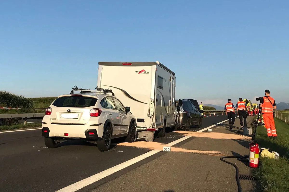 A3 / Wädenswil ZH - Zwei Verletzte bei Auffahrunfall zwischen drei Fahrzeugen