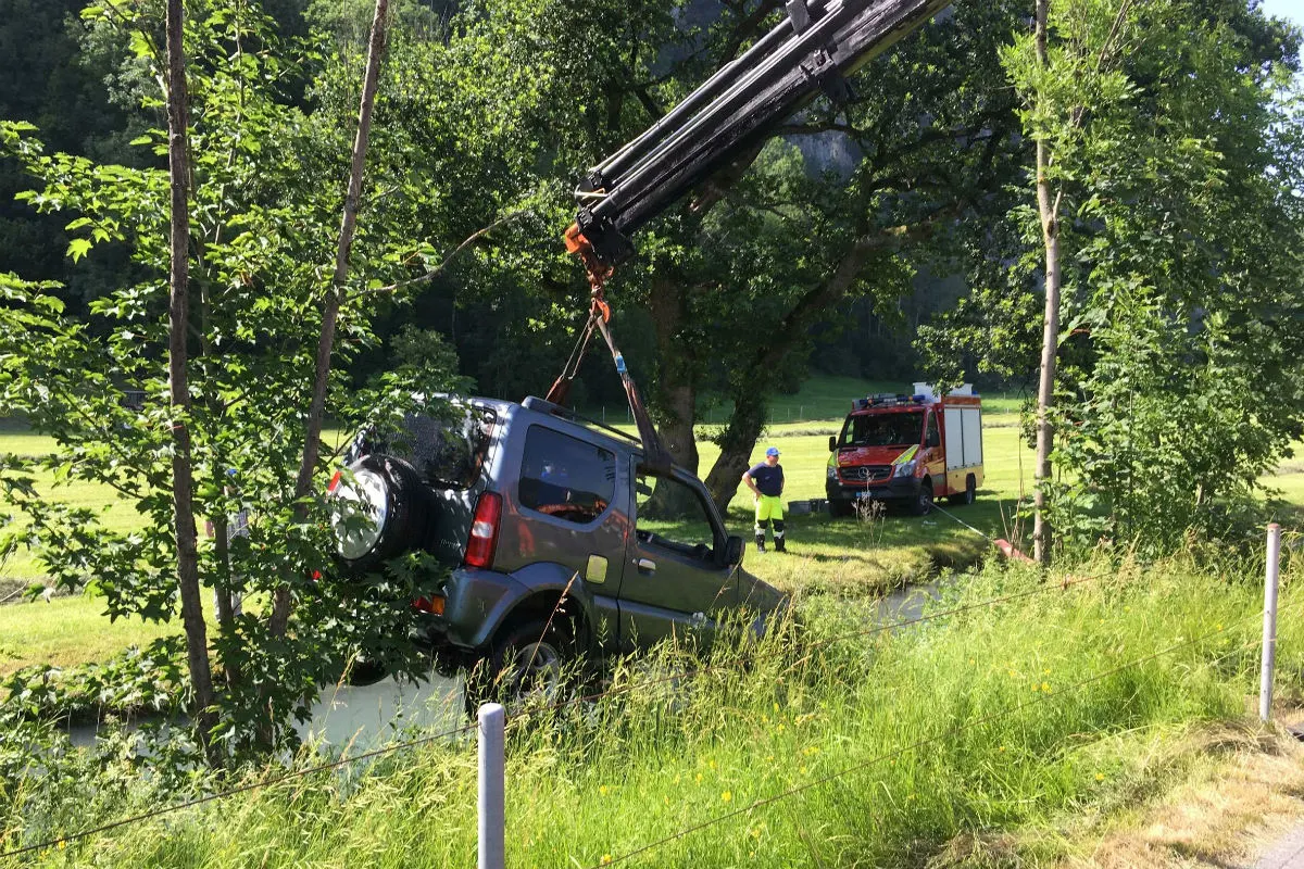 Näfels GL - 74-Jähriger verliert Kontrolle über Auto