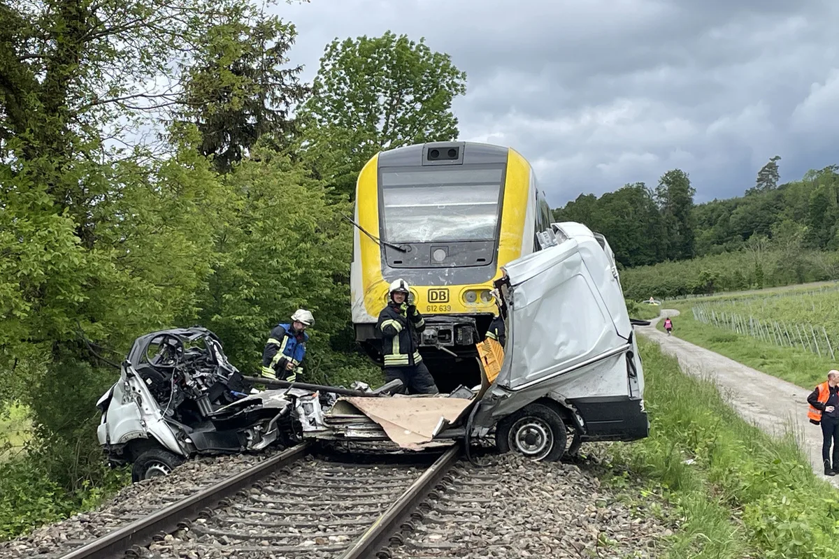 Überlingen BW - Lieferwagen von Zug erfasst - eine Person tot 