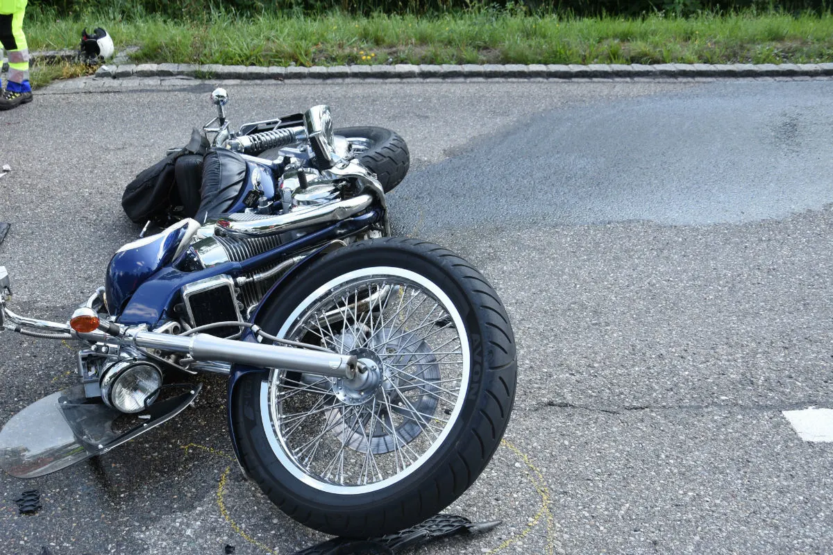 Brunnadern SG - Motorrad stürzt und schliddert in Auto