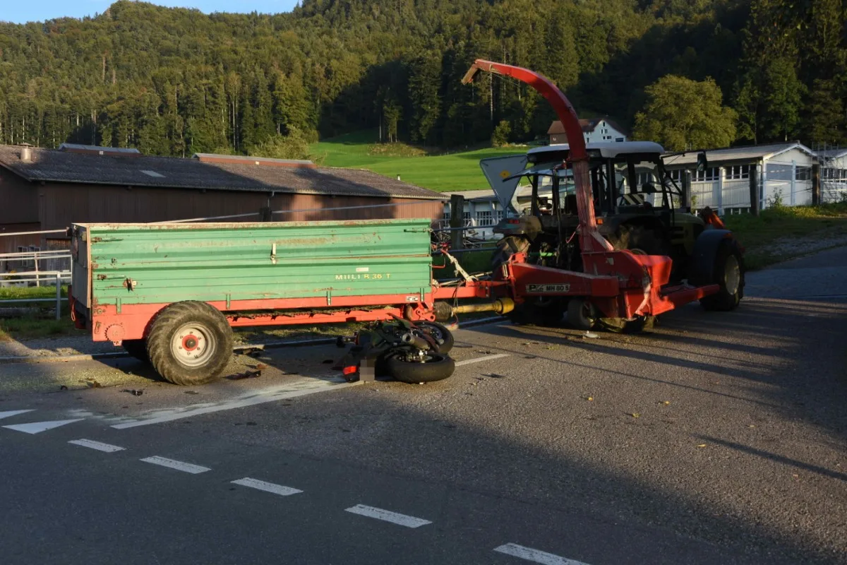 Unfall in Oberrindal SG - 18-jähriger auf Motorrad kollidiert mit Traktor 