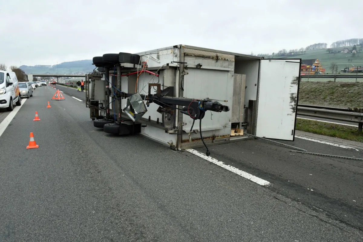 A2/Dagmersellen LU - Anhänger auf der Autobahn gekippt