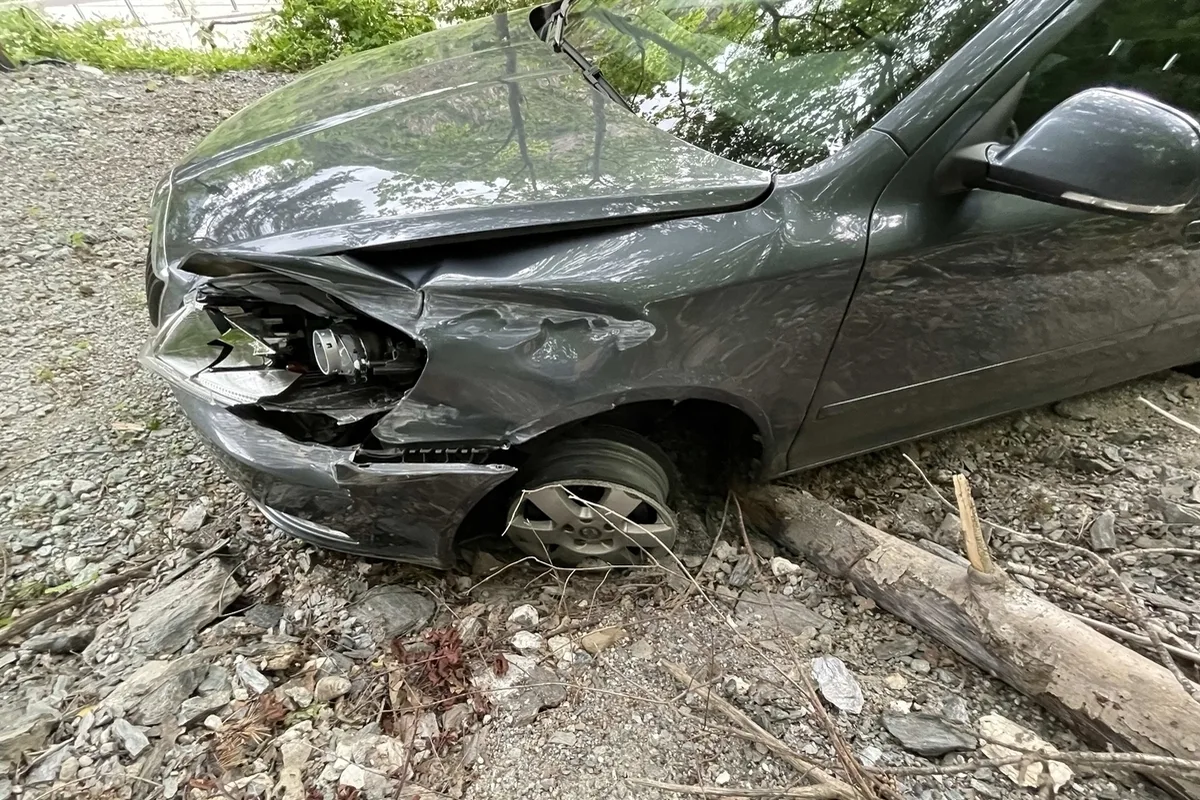 Zillis GR - Trotz massivem Autoschaden weitergefahren