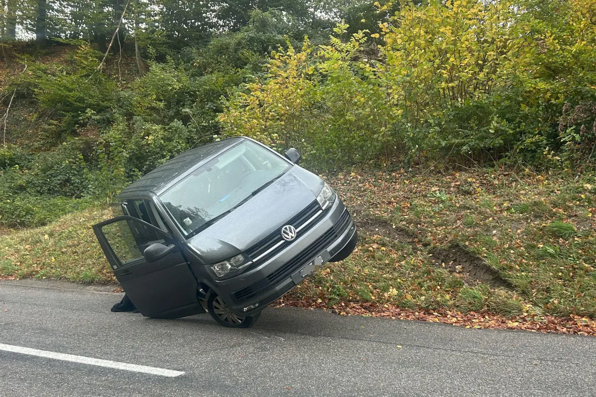 Fisibach AG  – Ungesicherter Minivan rollt rückwärts Böschung hinab