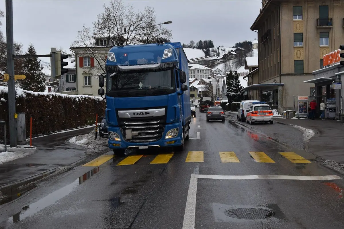 Herisau AR – Kollision zwischen Fussgängerin und Lastwagen