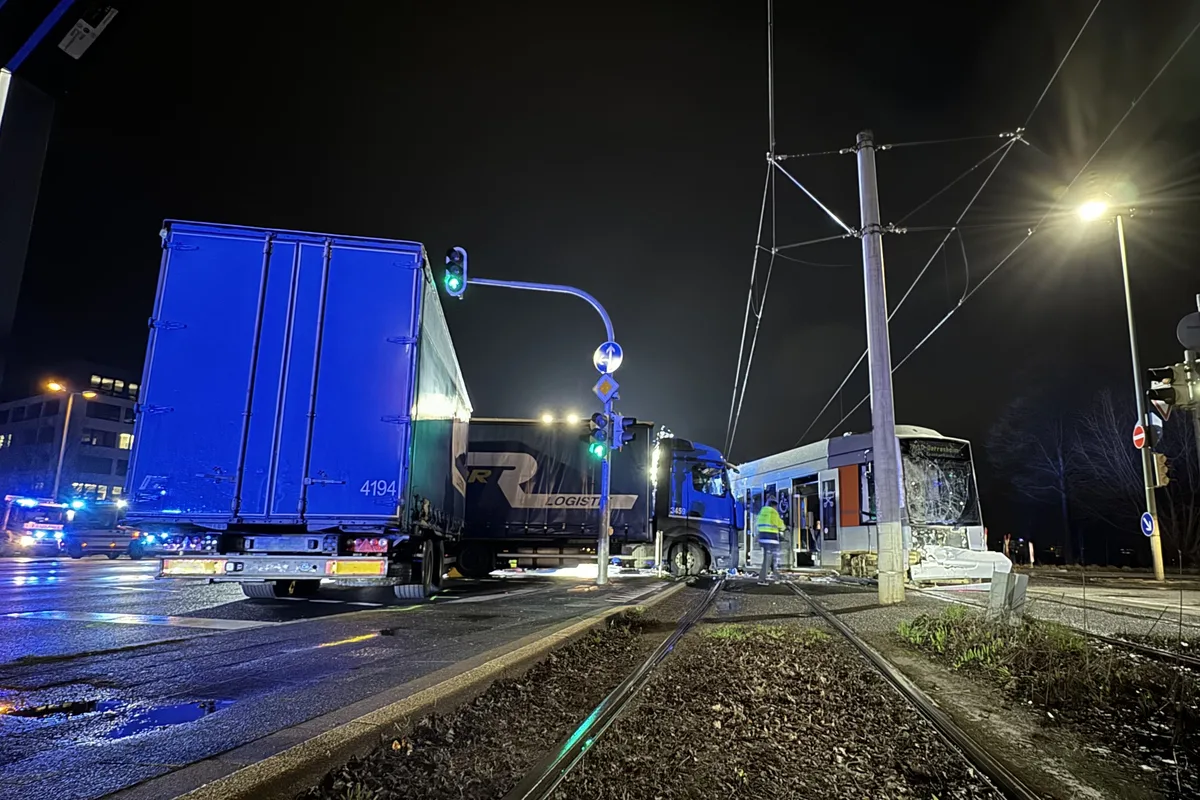 Neuss NW - LKW kollidiert frontal mit einer Straßenbahn