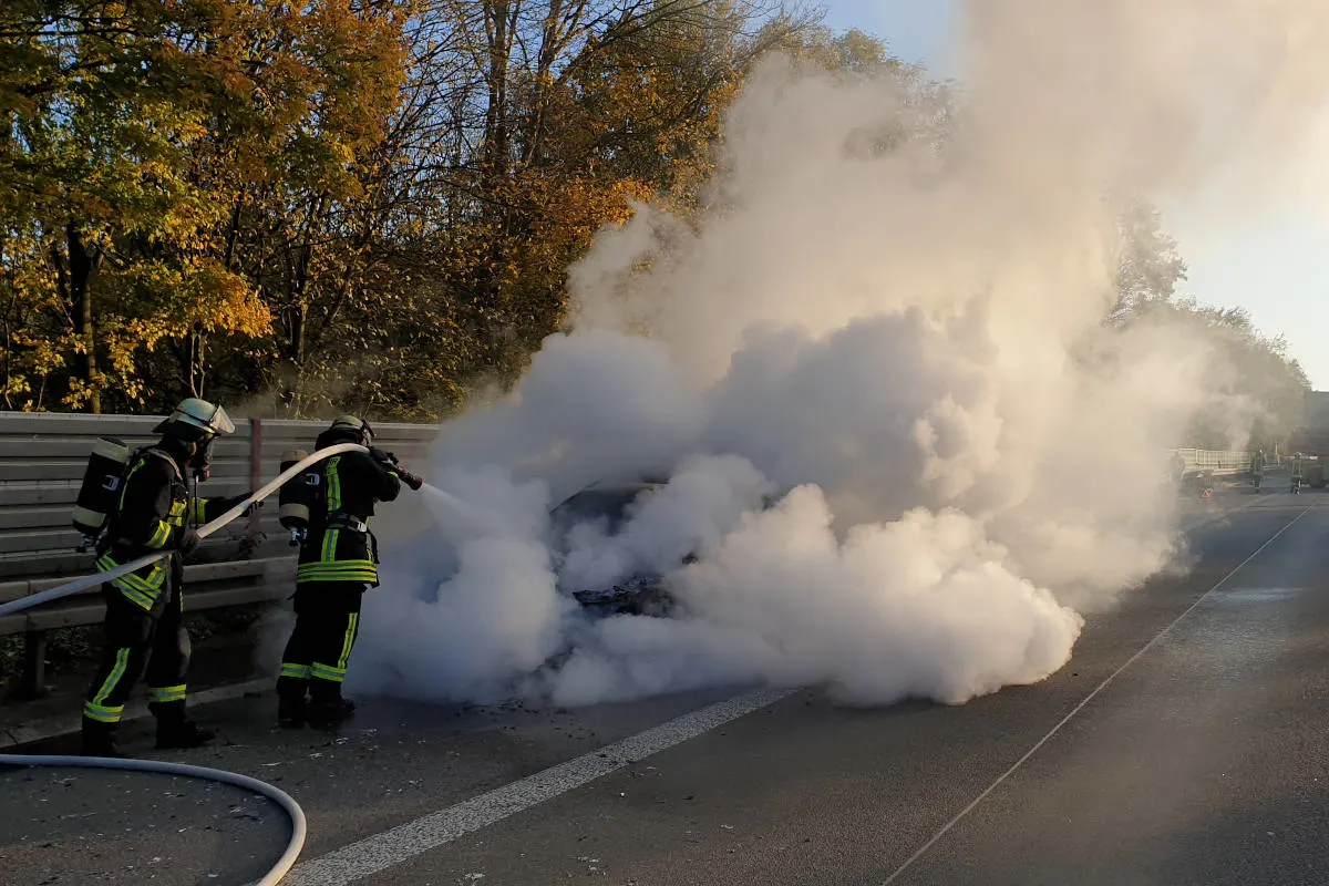 A45 Dortmund -Brennender PKW auf dem Seitenstreifen