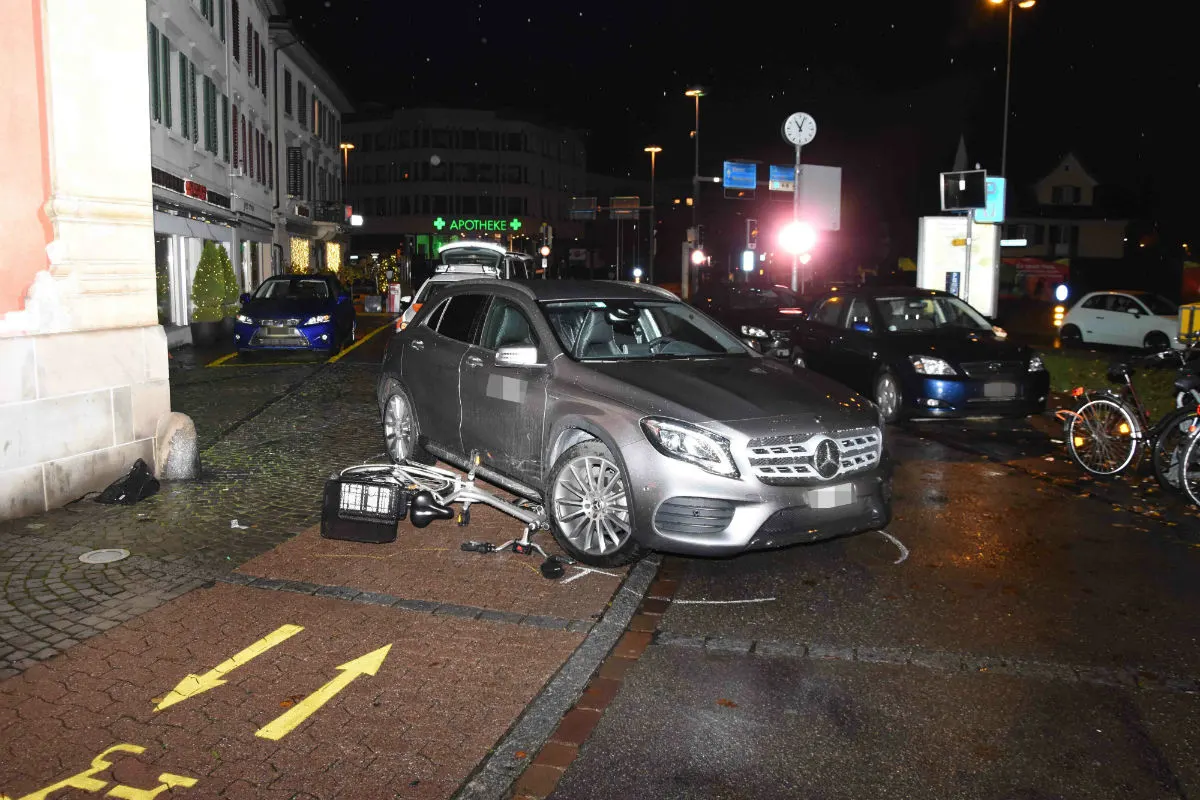 Rapperswil SG - Velofahrerin nach Kollision verletzt