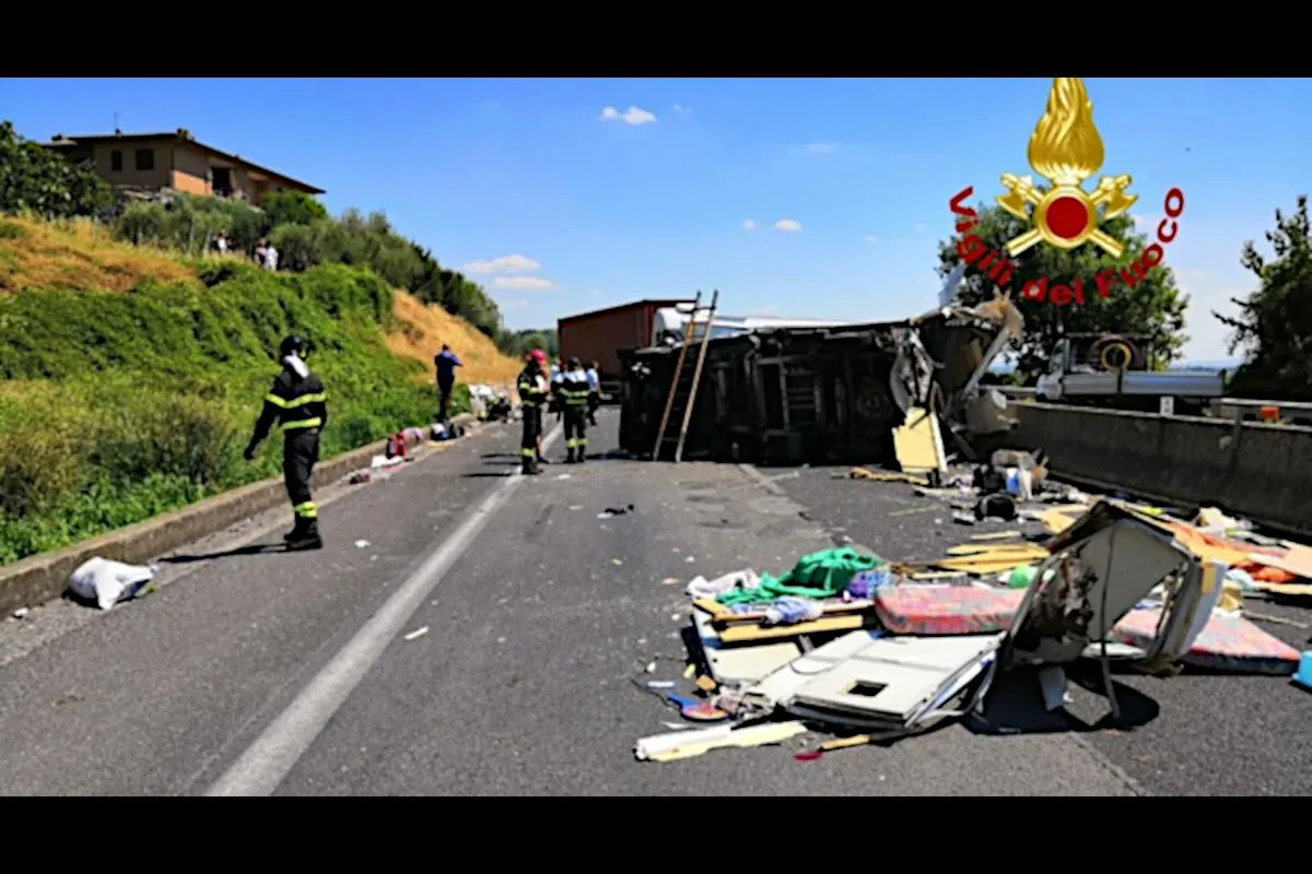 Unfall zwischen Lastwagen, Wohnmobil und Polizeiauto