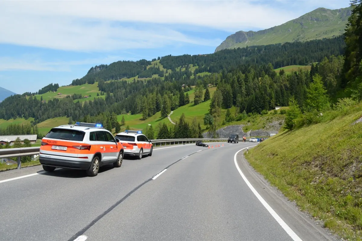 Unfall bei Überholmanöver in Churwalden GR – Motorradfahrer verletzt