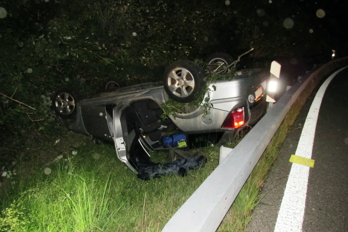 Niederurnen GL - Auto landet auf dem Dach