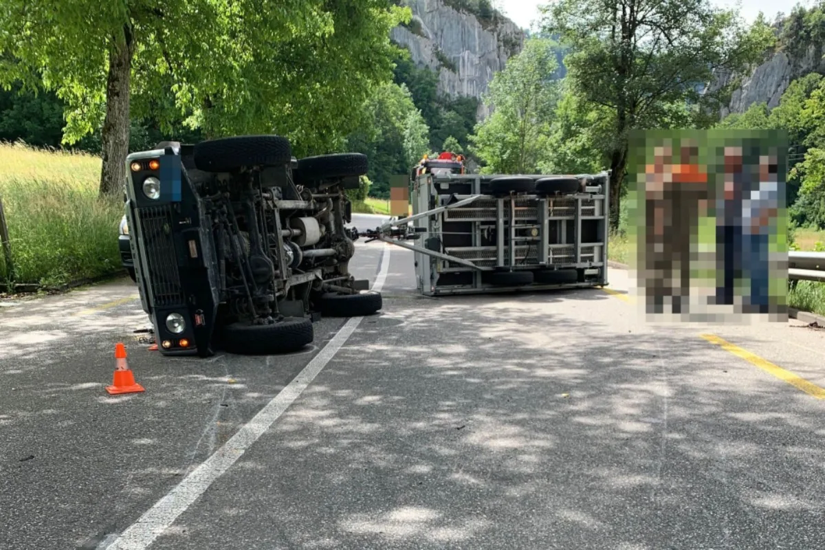 Verkehrsunfall in Balsthal SO - Jeep mit Anhänger kippt auf die Seite 