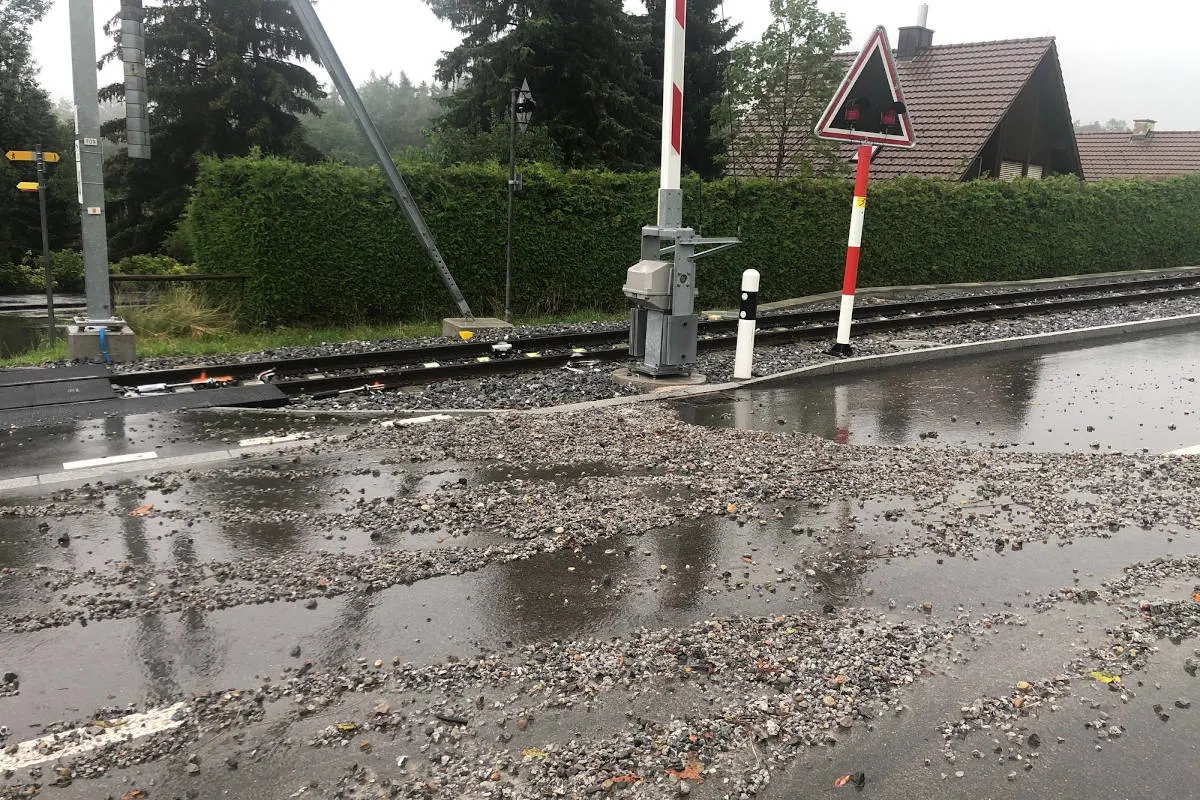 Starkregen in St.Gallen – Steine auf die Strasse geschwemmt