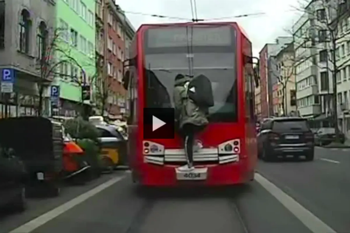 Mann fährt auf Wagenkupplung der Stadtbahn