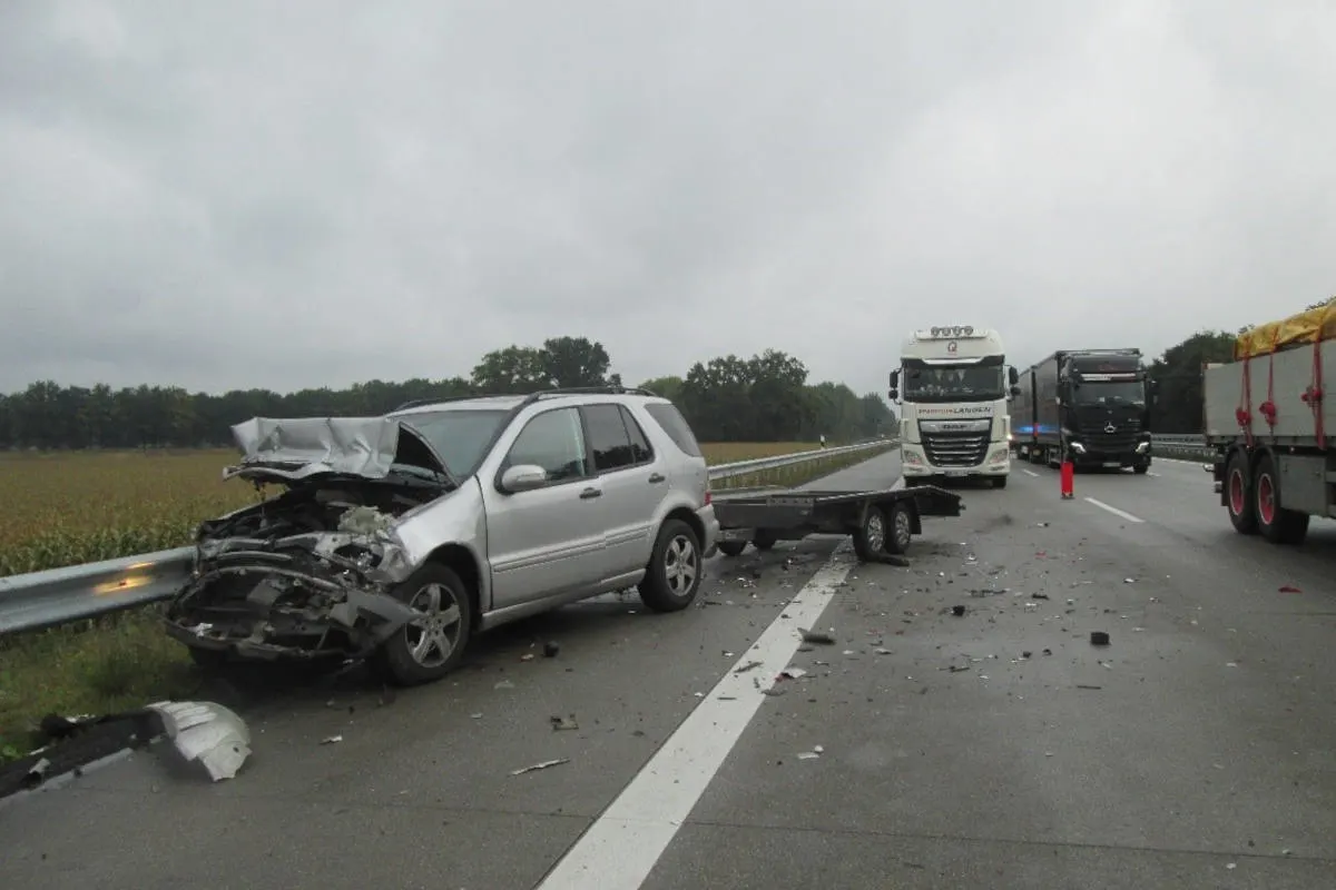 A1 Dinklage – Pkw-Gespann fährt in Baustelle auf Sattelzug auf