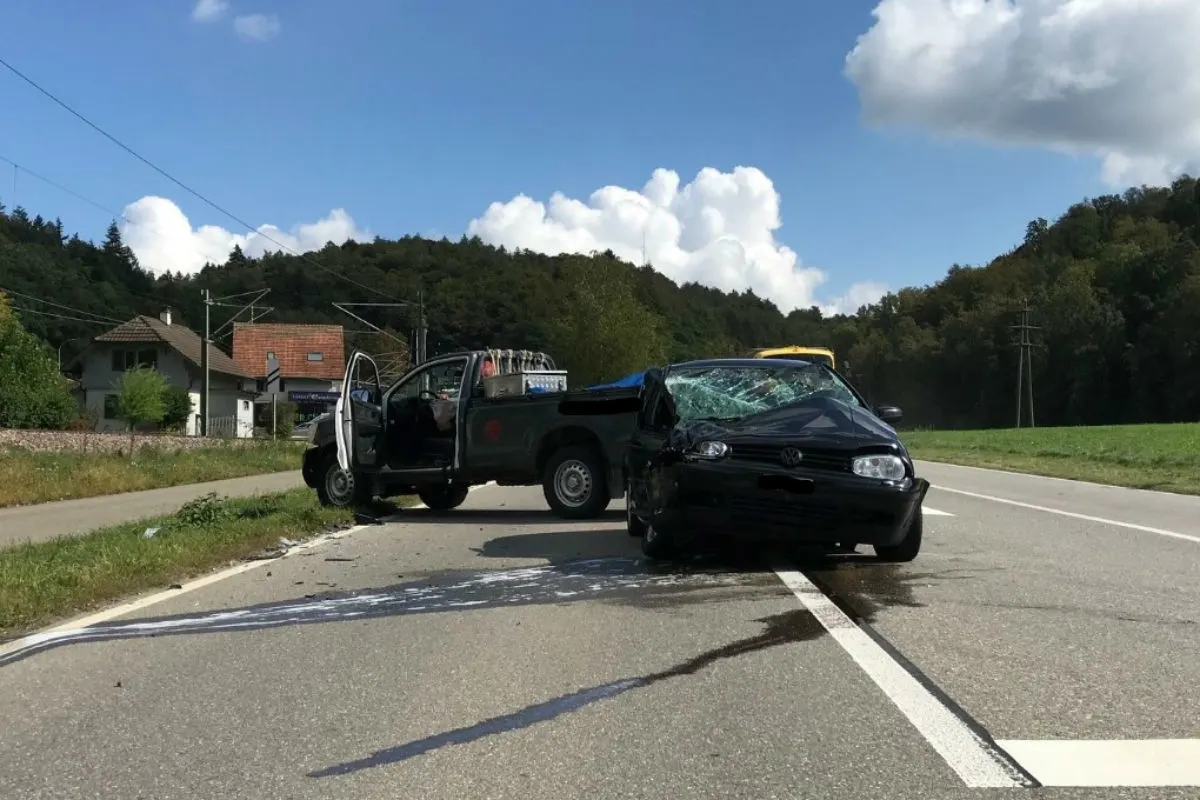 Beringen SH - Auto kracht frontal in Lieferwagen