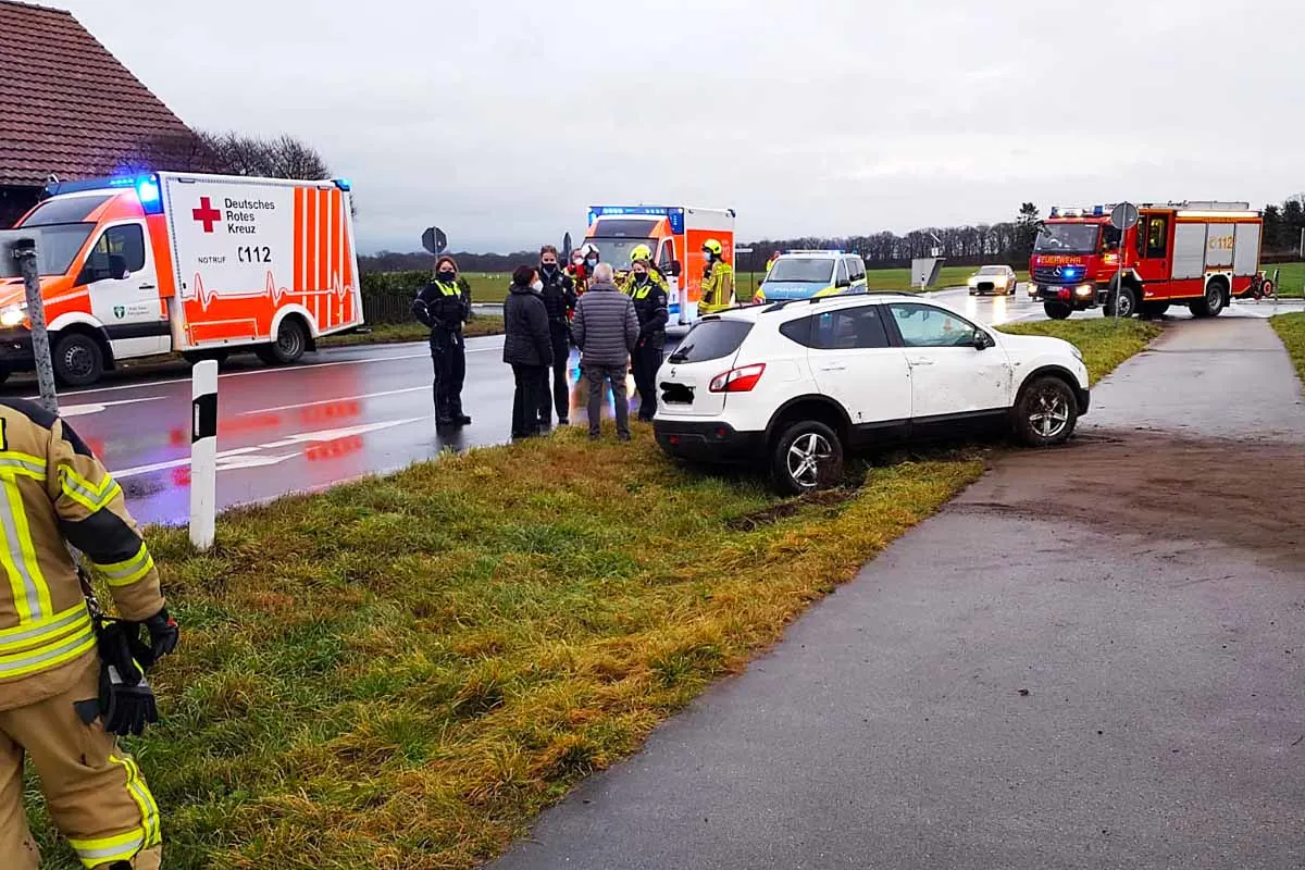 Drei Verletzte in Alpen - Verkehrsunfall im Kreuzungsbereich
