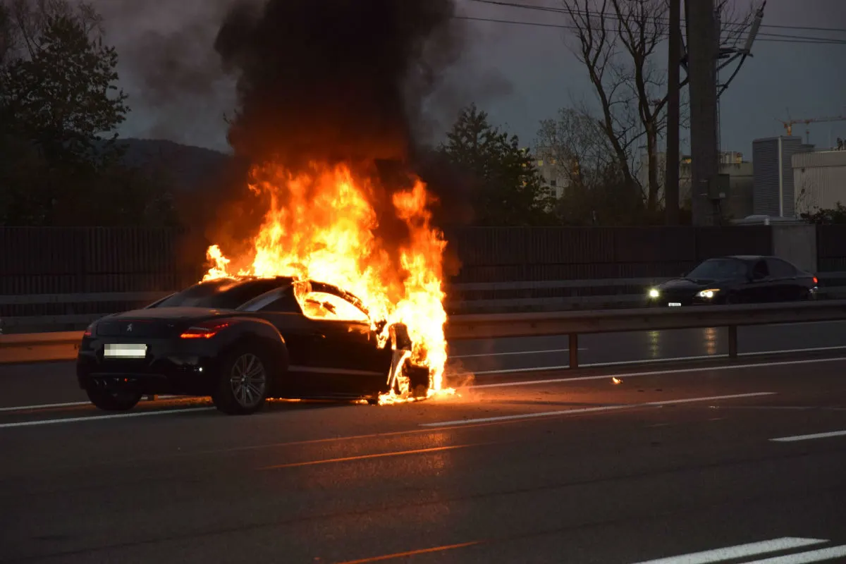 A1/Rothrist SO - Auto vollständig ausgebrannt