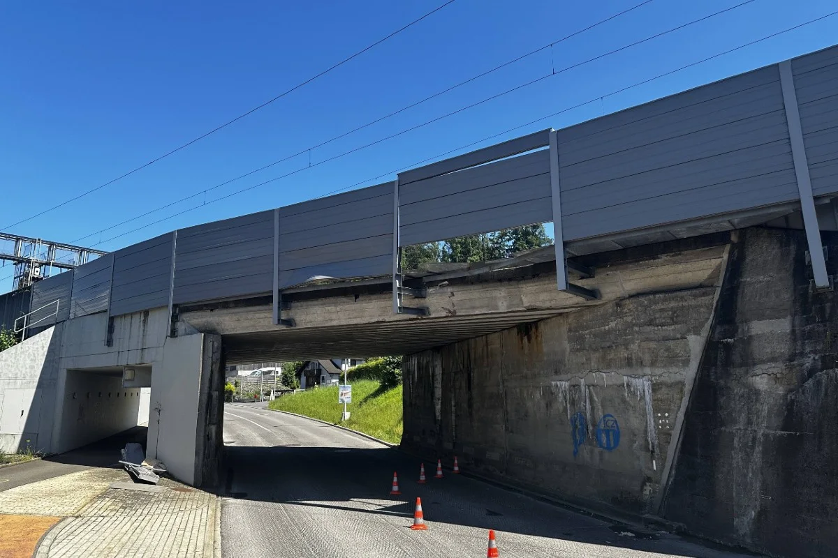 Unfall in Bäch SZ - Lastwagen beschädigt Bahn-Unterführung