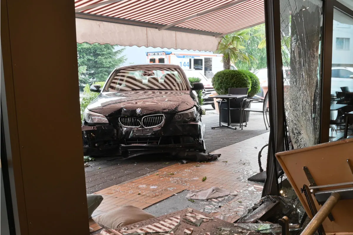 Autolenker prallt in Geschäft in Luzern LU  – Vier Verletzte und hoher Sachschaden
