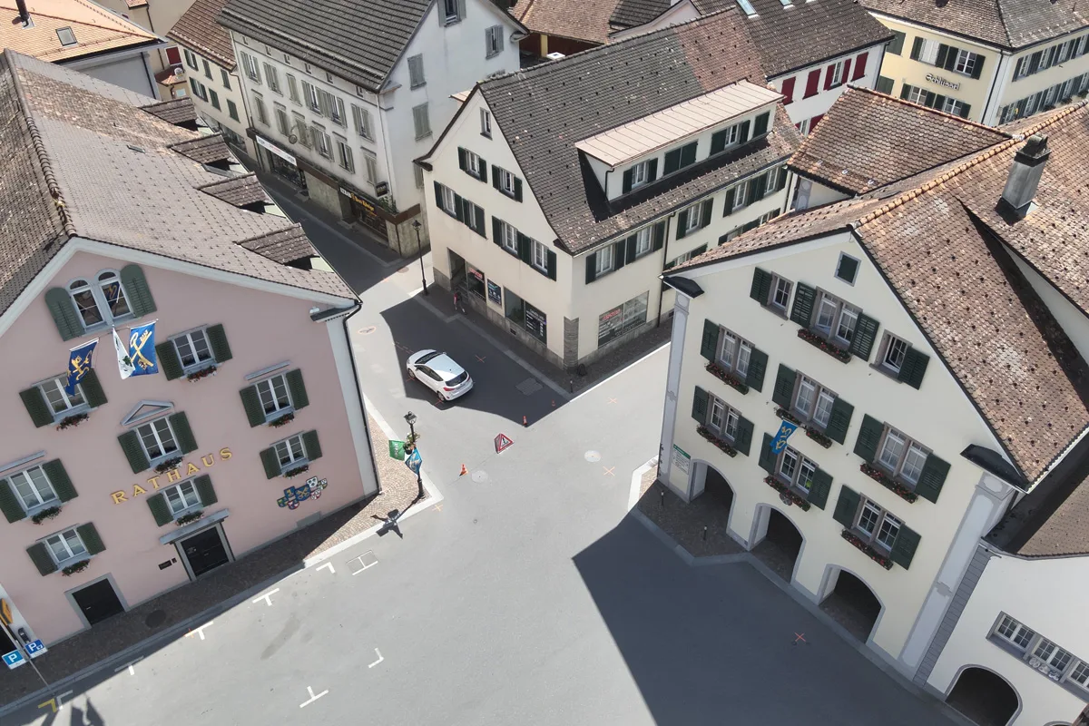 Mels SG – E-Bike und Auto prallen auf Dorfplatz zusammen