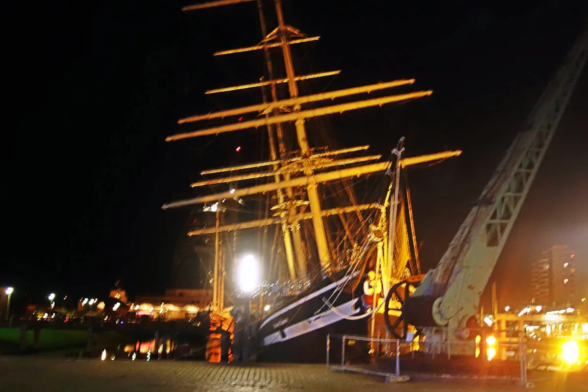Hölzerne Bark "Seute Deern" in Schieflage